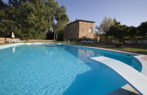 a large swimming pool in a large house at Borgo San Lorenzo a Linari in San Rocco a Pilli