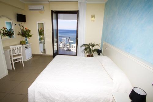1 dormitorio con cama y vistas al océano en Pescasubacquea en Crotone