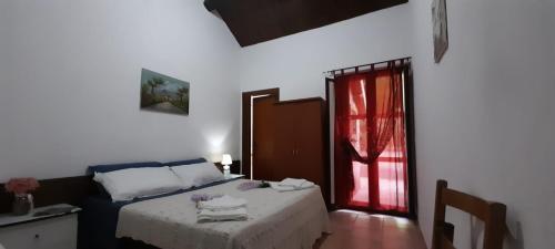 Habitación pequeña con cama y ventana en Rifugio Montano, en Orsomarso