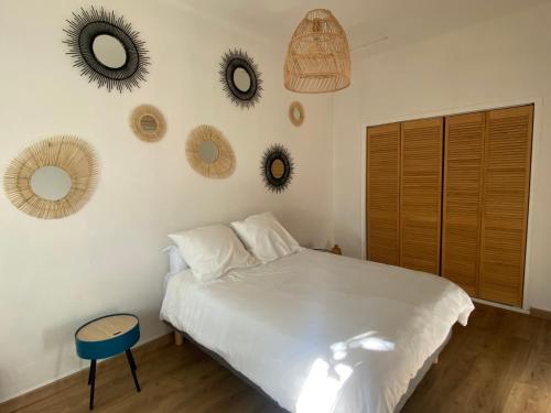 En eller flere senge i et værelse på Appartement eygalieres avec petit jardin