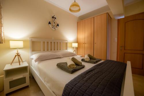 um quarto com uma cama grande com duas almofadas em Captains View Apartments em Plati