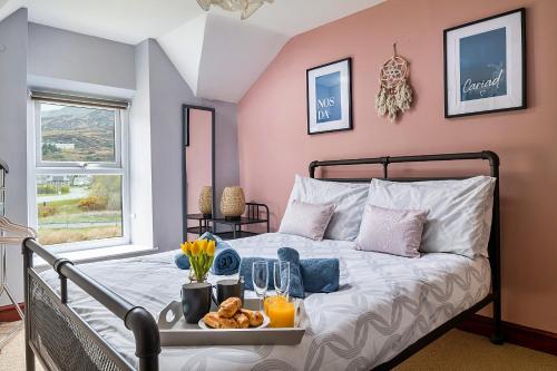 Un dormitorio con una cama con una bandeja de comida. en Finest Retreats - Maes Neuadd, en Blaenau Ffestiniog