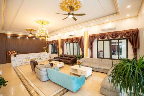 salon z kanapami i sufitem w obiekcie Vsana Vu Son Hotel w mieście Sam Son
