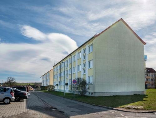 a large white building on the side of a street at Business Appartements Arnstadt OT Marlishausen in Arnstadt