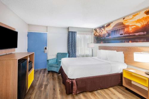 Days Inn by Wyndham Charlottesville/University Areaにあるベッド