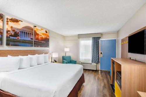 Days Inn by Wyndham Charlottesville/University Areaにあるベッド