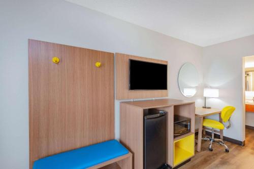 Days Inn by Wyndham Charlottesville/University Areaにあるテレビまたはエンターテインメントセンター