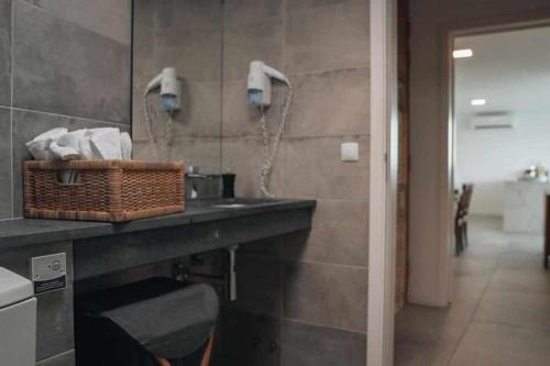 ノルデスチにあるCasas do Forneiro O Horizonte T2のバスルーム(洗面台、壁掛け電話付)