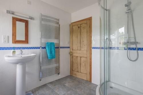 a bathroom with a sink and a shower at Bainvalley Cottages, Beautiful North Cottage in Lincolnshire