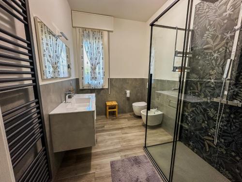 y baño con ducha, lavabo y aseo. en Casa Mirella, en Cavallino-Treporti