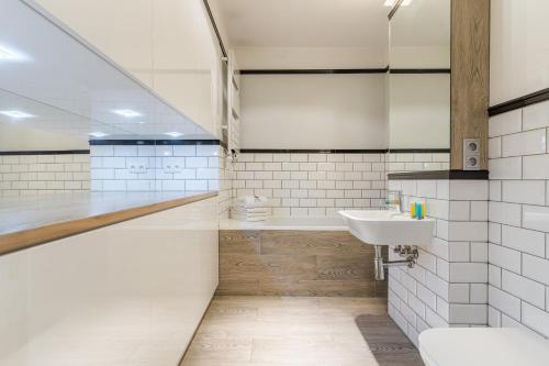 Baño blanco con lavabo y aseo en Imperial Apartments - Mewa en Sopot