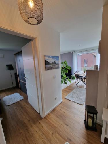 un soggiorno con corridoio e una sala da pranzo di Moderne Penthouse Wohnung a Schleswig