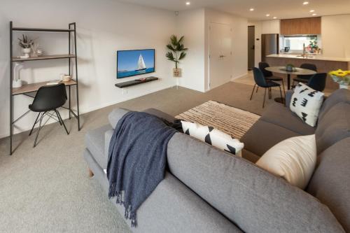 un soggiorno con divano e TV di City Lights Retreat with Carpark 2 Bed 2 Bath a Christchurch