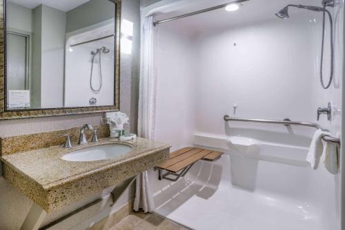 La salle de bains est pourvue d'un lavabo, d'une baignoire et de toilettes. dans l'établissement Baymont by Wyndham LaVergne, à La Vergne