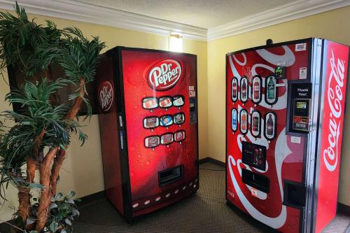 テンプルにあるSuper 8 by Wyndham Temple I-35のコカコーラの自動販売機が2台あります。