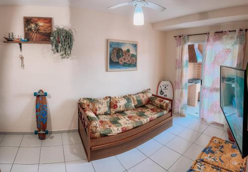 ウバトゥバにあるApartamento Ubatubaのソファとテレビのあるリビングルーム