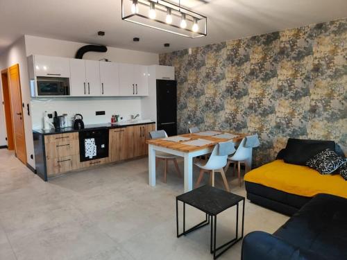 Kuchyň nebo kuchyňský kout v ubytování Łeba Nowęcin Orange House