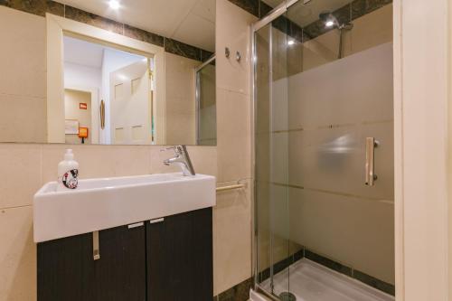 Bilik mandi di Rent4Rest Estoril Beachfront Apartments