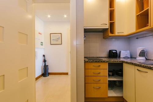 Dapur atau dapur kecil di Rent4Rest Estoril Beachfront Apartments