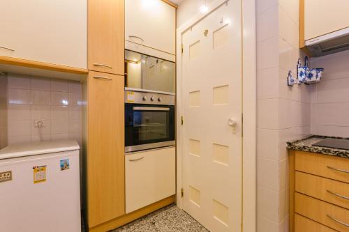 Dapur atau dapur kecil di Rent4Rest Estoril Beachfront Apartments