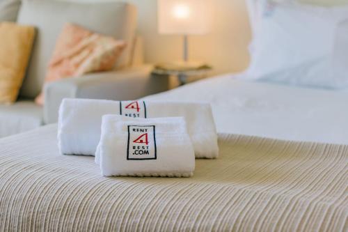 Katil atau katil-katil dalam bilik di Rent4Rest Estoril Beachfront Apartments