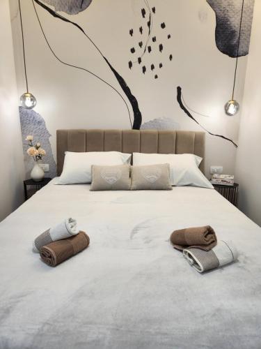 Säng eller sängar i ett rum på Apartments & Rooms Kolovare Beach 2