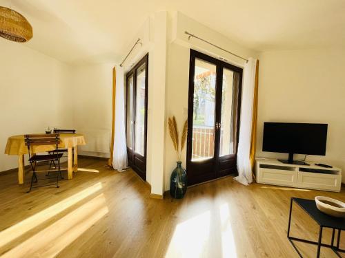 TV a/nebo společenská místnost v ubytování le Clos des Trolles - Hauteurs d'Annecy