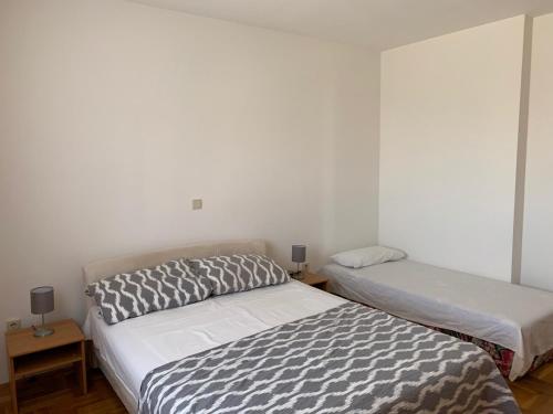 1 Schlafzimmer mit 2 Betten und 2 Nachttischen in der Unterkunft Apartman Theresa in Barbat na Rabu