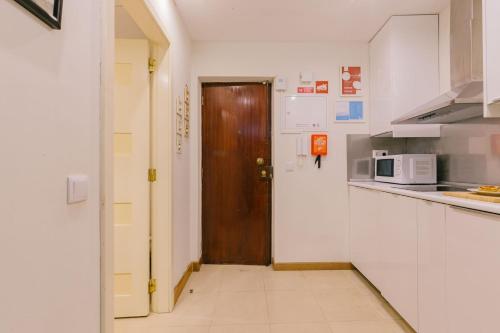 Dapur atau dapur kecil di Rent4Rest Estoril Beachfront Apartments