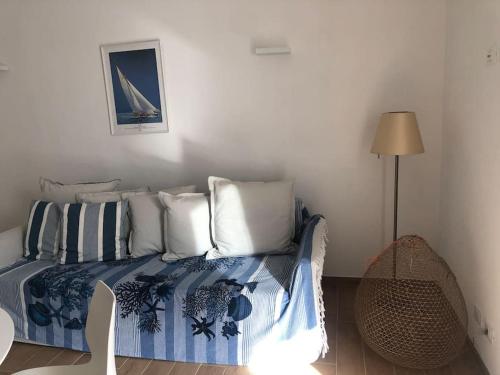 1 dormitorio con 1 cama con almohadas azules y blancas en Vista Portofino, en Zoagli