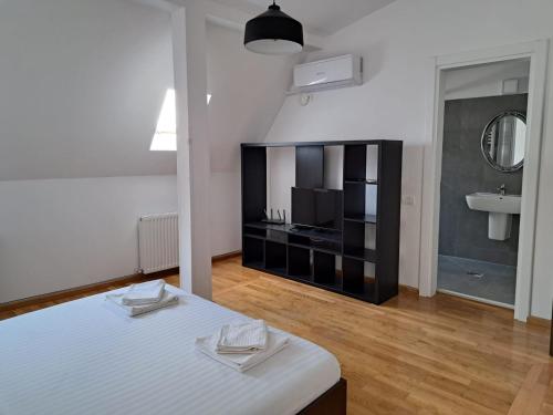 Ένα ή περισσότερα κρεβάτια σε δωμάτιο στο Vila Ris Bucharest Unirii ,Centru