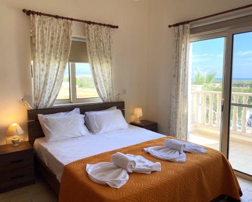 En eller flere senge i et værelse på Villas Ithaca Protaras