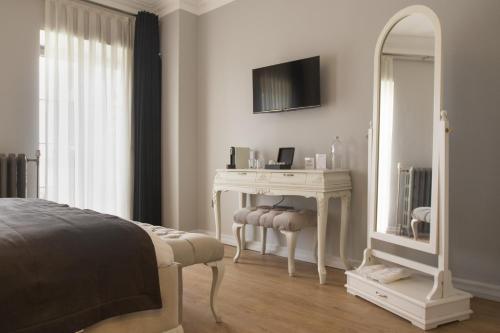 Louis Rooms في إسطنبول: غرفة نوم مع طاولة تزيين ومرآة