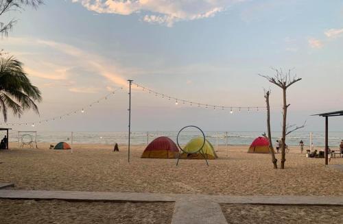 a group of tents on a beach with the ocean at Nhà Nghỉ Relax Cảnh Dương in Lang Co
