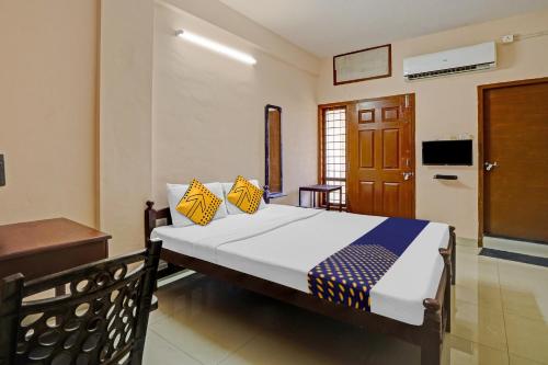 Una cama o camas en una habitación de SPOT ON Bright Homes