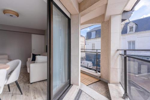 Cette chambre dispose d'un balcon avec vue sur une chambre. dans l'établissement Luxurious 4P1BR apartment renovated with taste - Deauville, à Deauville