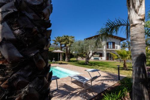 uma villa com uma piscina e uma casa em Casa Il Geranio em Piedimonte Etneo
