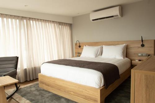 sypialnia z łóżkiem, biurkiem i oknem w obiekcie Louis Rooms w Stambule