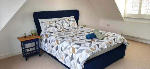 een slaapkamer met een bed met een teddybeer erop bij 3-Bedroom Family Home. Just 5 Mins From The Beach! in Kent