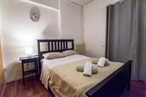 アテネにあるStylish apt in Athens centerのベッドルーム1室(大型ベッド1台、枕2つ付)