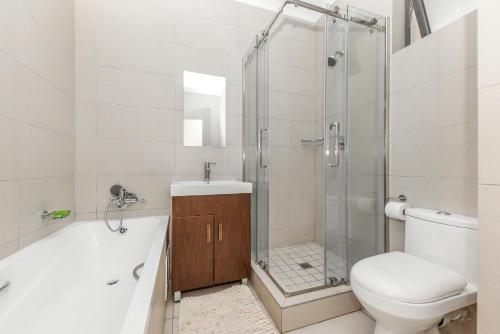 Ένα μπάνιο στο V&S Apartments - Loft Apartment in Fourways, Johannesburg