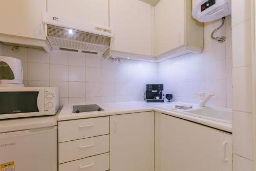 Dapur atau dapur kecil di Rent4Rest Estoril Beachfront Apartments