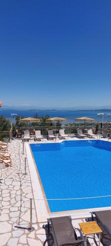 une grande piscine avec vue sur l'océan dans l'établissement Semiramis, à Leucade