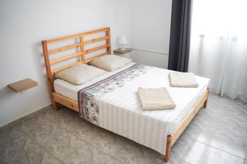 una camera con un letto con due cuscini sopra di Appartement confortable proche plage et centre ville a Nabeul