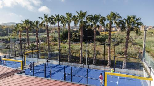 un court de tennis avec des palmiers en arrière-plan dans l'établissement B&B Villa Seta, à Agrigente