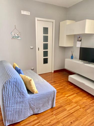 TV a/nebo společenská místnost v ubytování Dimora nel Palazzo Ducale with private parking