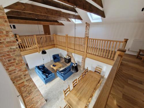 vista sul soffitto di un soggiorno con tavolo e sedie di Bainvalley Cottages - Group Accommodation a Lincolnshire