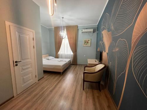 - une chambre avec un lit et une porte dans l'établissement Гостиница Amulet, à Taraz
