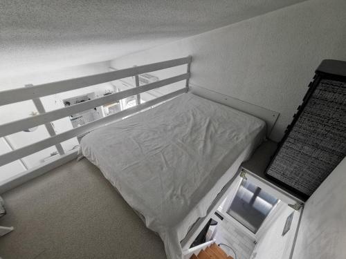 une vue aérienne d'un lit dans une chambre dans l'établissement 5026 Tennis Village 111, au Cap d'Agde