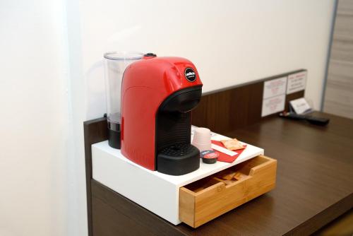 a red blender sitting on top of a counter at Break Affittacamere in San Vito al Tagliamento